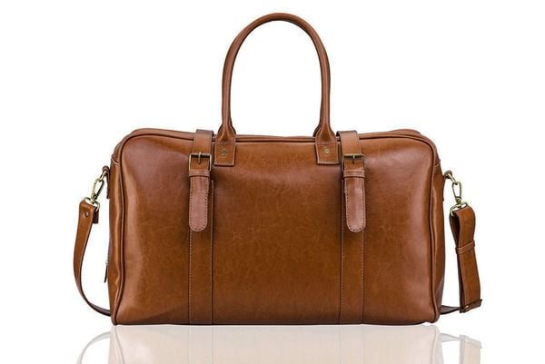 Skórzana torba męska podróżna, weekendowa Solier brązowa. Brązowe torby na ramię męskie Solier, bez wzorów, ze skóry, eleganckie, na ramię. Za 594.99 zł.