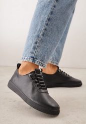 Czarne Wsuwane Tenisówki z Perforacją i Podeszwą z Bieżnikiem Illanya. Czarne trampki i tenisówki damskie Born2be, bez wzorów, z jeansu, klasyczne, bez zapięcia. Za 69.99 zł.