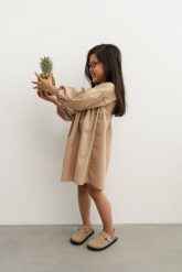 MINI sukienka o luźnym kroju w kolorze CLASSIC BEIGE - RAYA-80-86 (12-18). Brązowe sukienki dla dziewczynek Marsala, bez wzorów, z bawełny, bez ramiączek, długie. W wyprzedaży za 58.46 zł.