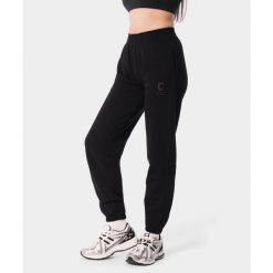 Spodnie dresowe sportowe dla kobiet Carpatree Varsity Chic. Czarne obuwie sportowe damskie Carpatree, bez wzorów, z dresówki, na fitness i siłownię. W wyprzedaży za 212.49 zł.