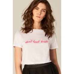 Koszulka z napisem - Biały. T-shirty damskie Mohito, z napisami. Za 39.99 zł.