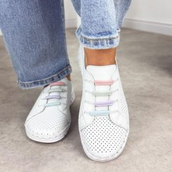 Białe ażurowe skórzane półbuty damskie Cambell 40348. Białe półbuty damskie Cambell, na lato, w ażurowe wzory, z jeansu, casualowe, z okrągłym noskiem, bez obcasa, bez zapięcia. W wyprzedaży za 192.72 zł.