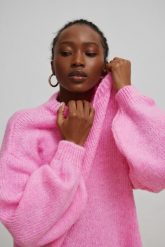 Sweter oversize z bufiastym rękawem NEON PINK - RIVERO. Różowe swetry damskie Marsala, na lato, bez wzorów, z wełny, bez kołnierzyka, bez ramiączek, bez kaptura. Za 249.90 zł.