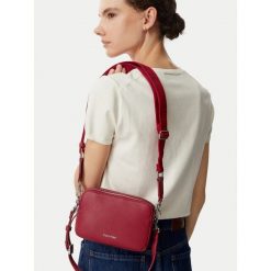 Torebka Calvin Klein. Czerwone torebki do ręki damskie Calvin Klein, bez wzorów, bez dodatków. Za 319.99 zł.