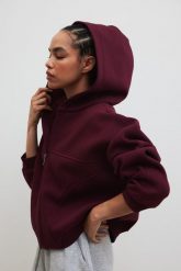 Bluza z kapturem zapinana na zamek w kolorze BURGUNDY - DESEO-M/L. Czerwone bluzy sportowe damskie Marsala, l, bez wzorów, z bawełny, z kapturem. Za 349.90 zł.