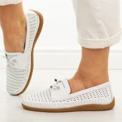 Białe ażuowe skórzane mokasyny damskie Vinceza 93217. Białe mokasyny damskie VINCEZA, z jeansu, biznesowe. Za 219.00 zł.