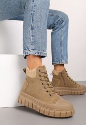 Ciemnobeżowe Botki Vices na Grubej Tłoczonej Podeszwie ze Sznurowaniem i Ozdobnymi Przeszyciami Savethira. Brązowe botki damskie Born2be, z futra, eleganckie, z okrągłym noskiem, bez obcasa, na płaskiej podeszwie, bez zapięcia. Za 119.99 zł.