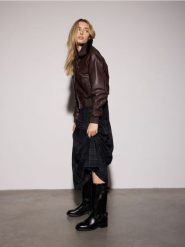 Kozaki na obcasie z klamrami - czarny. Czarne kozaki damskie Reserved, ze skóry, bez obcasa, na obcasie. W wyprzedaży za 99.99 zł.