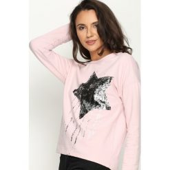 Różowa Bluzka Star. Czerwone bluzki damskie Born2be, z aplikacjami, retro, z okrągłym kołnierzem, z długim rękawem. Za 59.99 zł.
