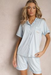 Jasnoniebieski Komplet Piżamowy z Krótką Koszulą z Napisem i Szortami Finetta. Niebieskie koszule nocne damskie Renee, xl, bez wzorów, z satyny, krótkie. Za 44.99 zł.