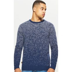 Sweter z nadrukiem all over - Granatowy. Niebieskie swetry przez głowę męskie Cropp, z nadrukiem. Za 99.99 zł.