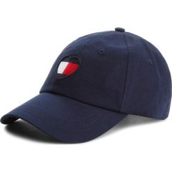 Czapka z daszkiem TOMMY JEANS - Tjw Flag Heart Cap AW0AW05636 413. Czapki i kapelusze damskie marki Tommy Jeans. W wyprzedaży za 139.00 zł.