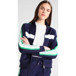 Calvin Klein Jeans STAND COLLAR TRACK Bluza rozpinana dark blue. Kardigany damskie marki Calvin Klein Jeans, z bawełny. W wyprzedaży za 458.10 zł.