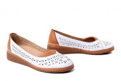 COMFORTABEL 830445-03 weiss, półbuty damskie. Białe półbuty damskie Comfortabel, na lato, w ażurowe wzory, ze skóry, bez obcasa, bez zapięcia. Za 229.42 zł.
