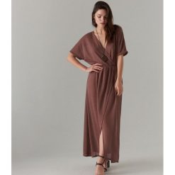 Kopertowa maxi sukienka - Brązowy. Brązowe sukienki damskie marki Mohito, bez wzorów, bez kołnierzyka, bez ramiączek. Za 149.99 zł.