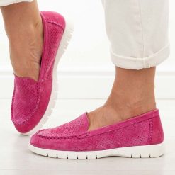 Fuksja ażurowe skórzane mokasyny damskie Vinceza 95360. Czerwone mokasyny damskie VINCEZA, z jeansu, eleganckie. Za 199.00 zł.