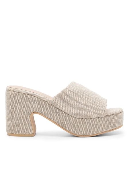 DeeZee Klapki WS270602-01 Beżowy. Brązowe klapki damskie DeeZee, bez wzorów, z materiału, bez obcasa. Za 96.99 zł.