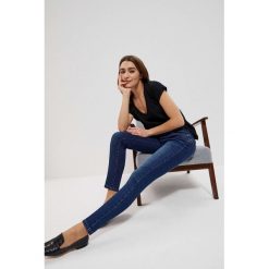 Jeansy push up ze średnim stanem granatowe. Niebieskie jeansy damskie MOODO. W wyprzedaży za 41.99 zł.