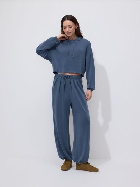 Krótka bluza z wiskozą - granatowy. Niebieskie bluzy damskie Reserved, l, bez wzorów, z dzianiny, bez kaptura. Za 89.99 zł.