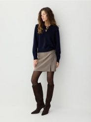 Wełniany sweter z dodatkiem kaszmiru - granatowy. Niebieskie swetry damskie Reserved, l, bez wzorów, z dzianiny, bez kołnierzyka, bez ramiączek, bez kaptura. Za 279.99 zł.