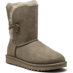 Buty UGG - W Bailey Button II 1016226 W/Alp. Zielone kozaki damskie UGG, ze skóry, bez obcasa. W wyprzedaży za 589.00 zł.