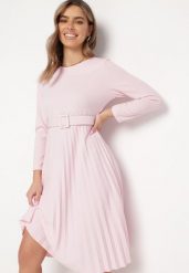 Różowa Sukienka Midi z Plisowaną Spódnicą i Paskiem Ondinetta. Czerwone sukienki damskie Born2be, na lato, bez wzorów, eleganckie, bez kołnierzyka, bez ramiączek, midi. Za 89.99 zł.