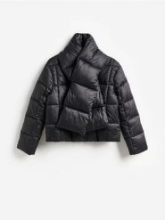 Pikowana kurtka z szalem - czarny. Czarne kurtki damskie Reserved, l, bez wzorów, z tkaniny, bez kaptura. Za 299.99 zł.