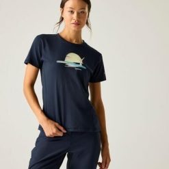 Damska koszulka z krótkim rękawem i grafiką Tranquility III. Niebieskie t-shirty damskie Dare 2b, bez wzorów, z bawełny, bez kołnierzyka. Za 139.99 zł.