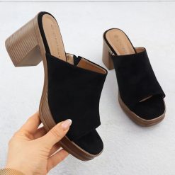 Klapki damskie zamszowe na słupku czarne Potocki 54309. Czarne klapki damskie POTOCKI, bez wzorów, z zamszu, bez obcasa, na słupku. Za 149.99 zł.