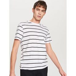 T-shirt w paski - Biały. T-shirty damskie marki Reserved. Za 49.99 zł.