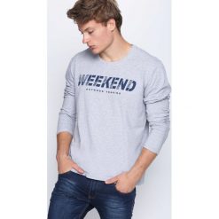 Jasnoszara Koszulka Weekend Vibes. Bluzki z długim rękawem męskie marki Born2be. Za 34.99 zł.