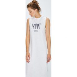 Tommy Jeans - Sukienka. Sukienki damskie marki Tommy Jeans. W wyprzedaży za 199.90 zł.