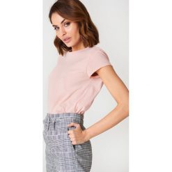 NA-KD Basic T-shirt z surowym wykończeniem - Pink. T-shirty damskie marki NA-KD Basic. Za 40.95 zł.
