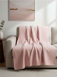 Jednolity koc - różowy. Czerwone kocyki dla dzieci Sinsay. Za 19.99 zł.