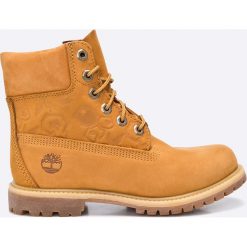 Timberland - Botki Premium Boot - W. Żółte botki damskie Timberland, z gumy, z okrągłym noskiem, bez obcasa, na obcasie. W wyprzedaży za 499.90 zł.