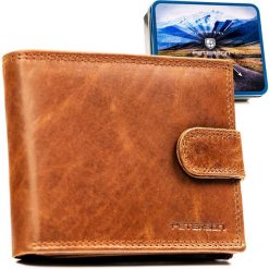 Brązowy, skórzany portfel męski wyposażony w system RFID i zamykany zatrzaskiem - Peterson. Brązowe portfele męskie Peterson, bez wzorów, ze skóry. Za 79.99 zł.