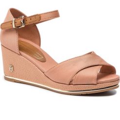 Espadryle TOMMY HILFIGER - Feminine Mid Wedge Sandal Basic FW0FW04077 Silky Nude 297. Brązowe klapki damskie Tommy Hilfiger, bez wzorów, z materiału, bez obcasa, na obcasie, bez zapięcia. W wyprzedaży za 319.00 zł.