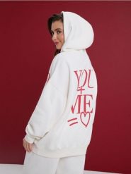 Bluza z napisem na plecach - kremowy. Białe bluzy damskie Sinsay, l, bez wzorów, bez kaptura. Za 49.99 zł.