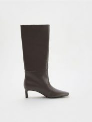 Kozaki na obcasie kitten - brązowy. Brązowe kozaki damskie Reserved, ze skóry, przed kolano, bez obcasa, na obcasie. W wyprzedaży za 179.99 zł.