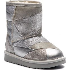 Buty UGG - T Classic Short II Patchwork 1096431T T/Slvr. Śniegowce dziewczęce marki UGG. W wyprzedaży za 459.00 zł.