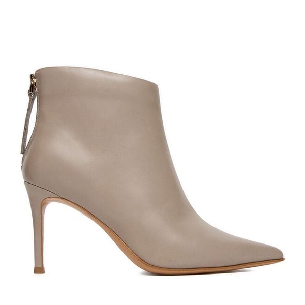 Botki Eva Minge. Szare botki damskie Eva Minge, bez obcasa, na szpilce, bez zapięcia. Za 479.99 zł.