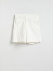 Szorty z kantem - biały. Białe szorty damskie Reserved, bez wzorów, z bawełny. Za 99.99 zł.