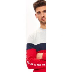 BLUZA MULTIKOLOROWA Z TAŚMAMI. Czerwone bluzy męskie TOP SECRET, na lato, l, bez wzorów, z dresówki, bez kaptura. W wyprzedaży za 39.99 zł.