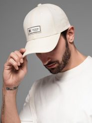 Czapka męska bejsbolówka z daszkiem i patchem kremowa V4 OM-ACCS-0103. Białe czapki i kapelusze męskie Ombre, bez wzorów. Za 151.28 zł.