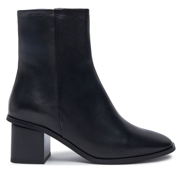 Botki Calvin Klein. Czarne botki damskie Calvin Klein, bez obcasa, na słupku, bez zapięcia. Za 849.99 zł.