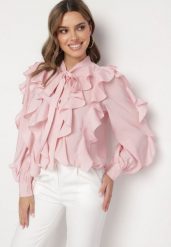 Różowa Koszula z Wiskozą o Luźnym Kroju z Falbanami i Wiązaniem Ravionel. Czerwone bluzki damskie Born2be, m, bez wzorów, z wiskozy, eleganckie, bez kołnierzyka, bez ramiączek. Za 169.99 zł.