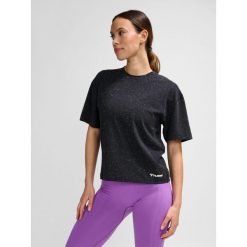 Koszulka damska Hummel MT Ultra Boxy. Czarne koszulki sportowe damskie Hummel, bez wzorów, z dżerseju, bez kołnierzyka, bez ramiączek, do piłki nożnej. Za 157.50 zł.