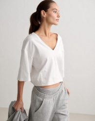 Damski T-shirt luźny, dekolt V, lekko skrócony, z bio bawełny Elevated biały. Białe t-shirty damskie Aim'n, s, bez wzorów, z bawełny, bez kołnierzyka. Za 158.25 zł.