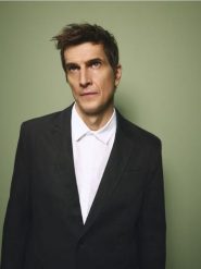 Lniana marynarka slim fit - ciemnobrązowy. Brązowe marynarki męskie Reserved, bez wzorów, z tkaniny. Za 399.99 zł.