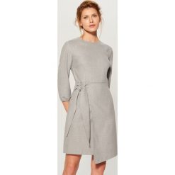Sukienka z kopertową zakładką - Jasny szar. Sukienki damskie marki Mohito. Za 159.99 zł.